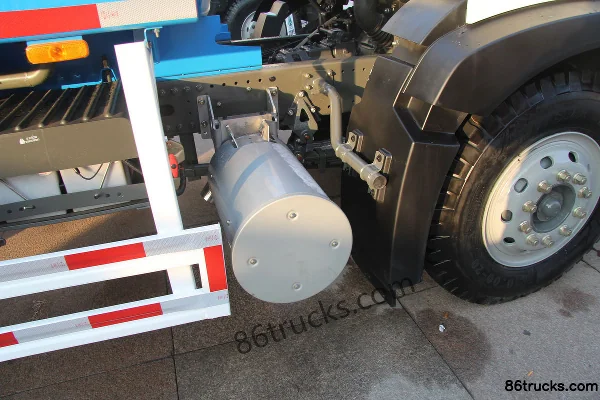 Sinotruk HOWO T5G 180hp 4X2(6 wheels) water sprinkler truck Chassis (3) | 86Trucks