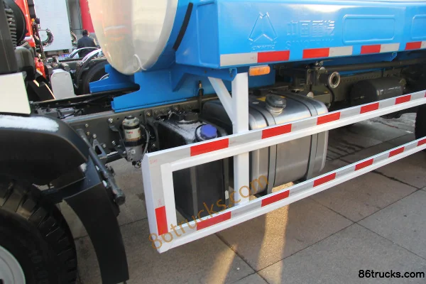 Sinotruk HOWO T5G 180hp 4X2(6 wheels) water sprinkler truck Chassis (2) | 86Trucks