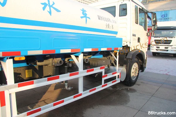 Sinotruk HOWO T5G 180hp 4X2(6 wheels) water sprinkler truck Chassis (1) | 86Trucks