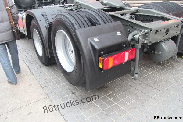 Sinotruk HOWO T7H 400 hp 6X2(8 wheels) Hazardous Materials Tractor Truck (High Roof) Chassis (1) | 86Trucks