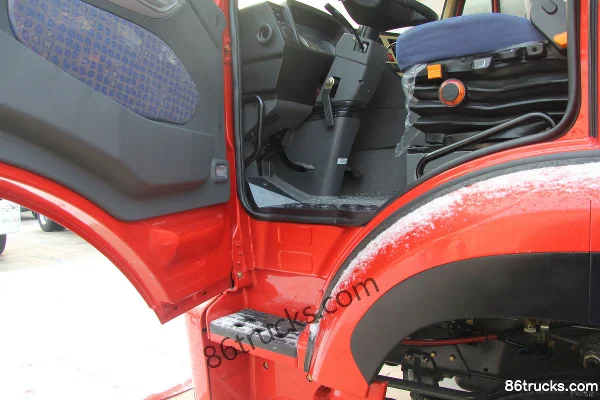 Sinotruk Hohan J5G Heavy Truck Lightweight Edition 340 hp 6X2(8 wheels) Tractor Truck Cab (2) | 86Trucks