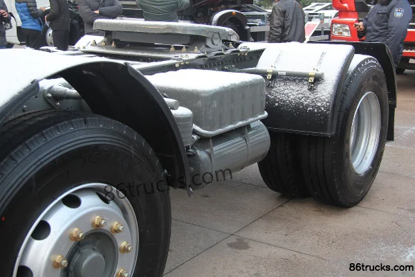 Sinotruk Hohan J5G Heavy Truck Lightweight Edition 340 hp 6X2(8 wheels) Tractor Truck Chassis (2) | 86Trucks