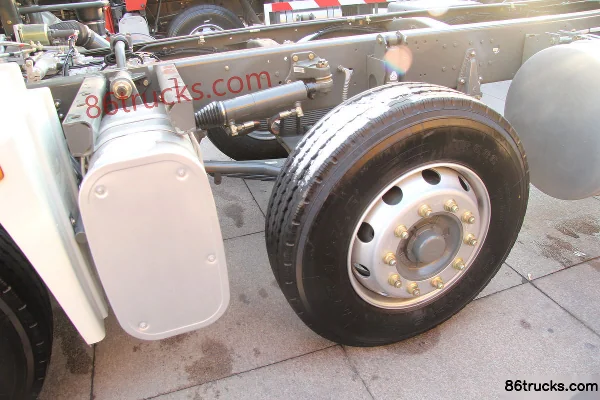 Sinotruk Hohan J5G Heavy Truck Light Load Edition 280 hp 6X2(8 wheels) 9.6m Flatbed Cargo Truck Chassis (2) | 86Trucks