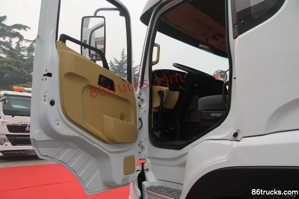 Sinotruk Steyr M5G heavy truck 350 hp 6X2(8 wheels) tractor truck (front double steering) Cab (2) | 86Trucks