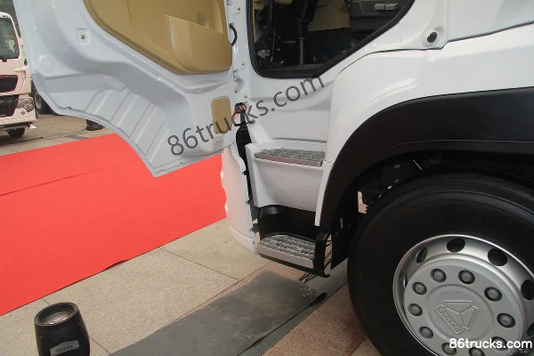Sinotruk Steyr M5G heavy truck 350 hp 6X2(8 wheels) tractor truck (front double steering) Cab (1) | 86Trucks