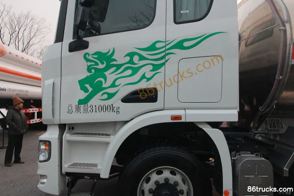 Union Truck U290 290 hp 8X4(12 wheels) Oil Tank Truck (CIMC Brand) Chassis (1) | 86Trucks