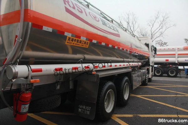Union Truck U290 290 hp 8X4(12 wheels) Oil Tank Truck (CIMC Brand) Chassis (3) | 86Trucks