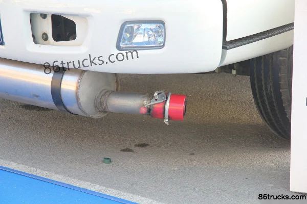 Foton Aoling 143 hp 4X2(6 wheels) Oil Tanker Truck (Leishan brand) Cab (2) | 86Trucks