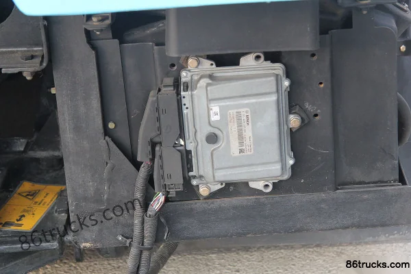 Leisha 141 hp 4X2(6 wheels) Sweeper Truck Chassis (3) | 86Trucks