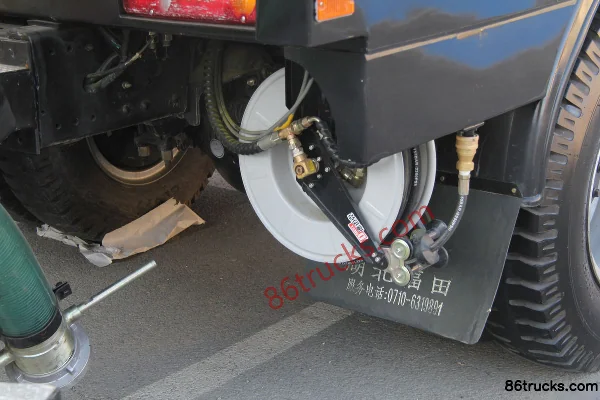 Foton Auman 210 hp 4X2(6 wheels) Cleaning Truck (Leisha Brand) Cab (2) | 86Trucks
