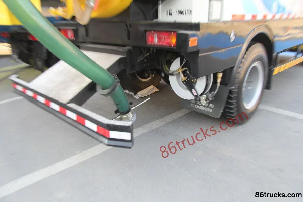Foton Auman 210 hp 4X2(6 wheels) Cleaning Truck (Leisha Brand) Cab (1) | 86Trucks