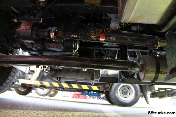 Foton Auman 210 hp 4X2(6 wheels) Cleaning Truck (Leisha Brand) Cab (2) | 86Trucks