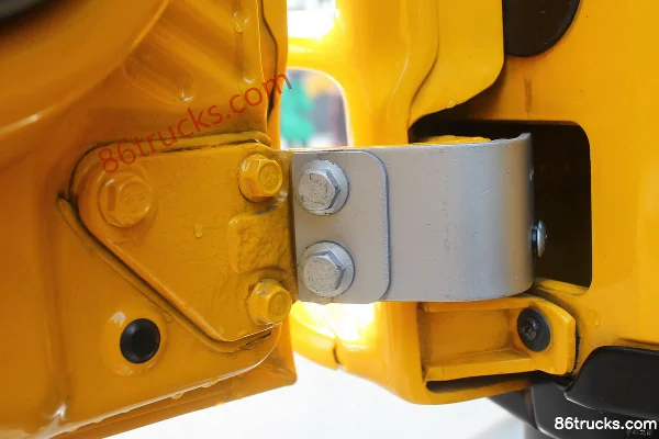 SAIC Hongyan Xin Jingang 340 ch 6X4(10 roues) camion à ordures Cabine (3) | 86Trucks
