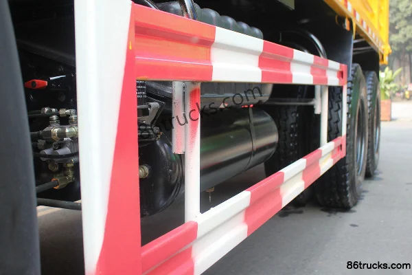 SAIC Hongyan Xin Jingang 340 ch 6X4(10 roues) camion à ordures Châssis (1) | 86Trucks