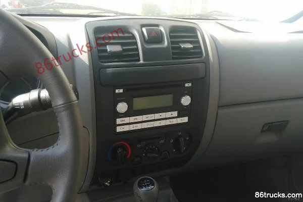 2014 HIGER New Yujun Fashion Edition 2.8L Diesel Double Row Pickup (JE493) Cab (3) | 86Trucks