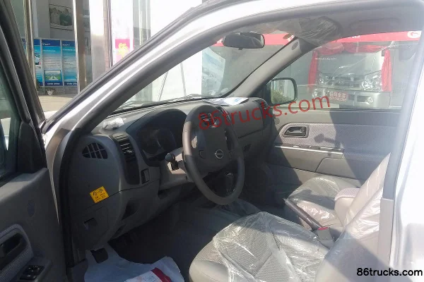 2014 HIGER New Yujun Fashion Edition 2.8L Diesel Double Row Pickup (JE493) Cab (2) | 86Trucks
