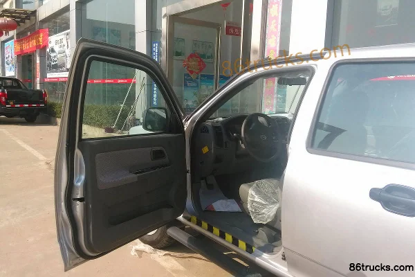 2014 HIGER New Yujun Fashion Edition 2.8L Diesel Double Row Pickup (JE493) Cab (1) | 86Trucks