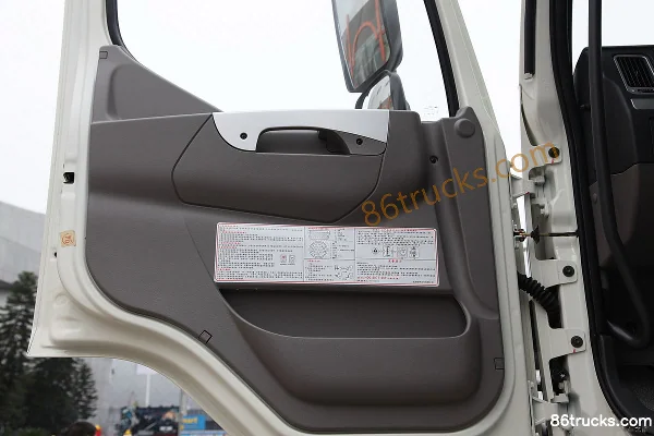 Dongfeng Liuqi Chenglong M7C Heavy Truck 400hp 6X4(10 wheels) Tractor Truck (Cummins) Cab (3) | 86Trucks