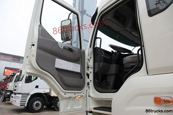 Dongfeng Liuqi Chenglong M7C Heavy Truck 400hp 6X4(10 wheels) Tractor Truck (Cummins) Cab (2) | 86Trucks