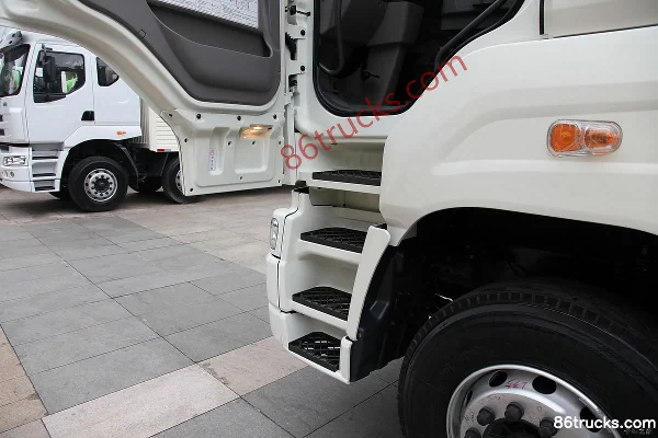 Dongfeng Liuqi Chenglong M7C Heavy Truck 400hp 6X4(10 wheels) Tractor Truck (Cummins) Cab (1) | 86Trucks