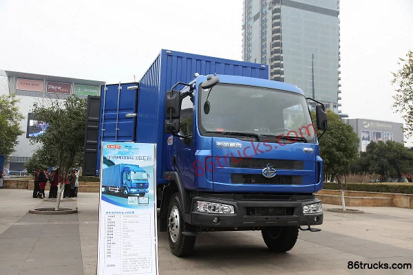 Dongfeng Liuqi Chenglong M3 Medium Truck 260 hp 4X2(6 wheels) 7.7m Van Semi-Sleeper Cargo Truck Exterior (3) | 86Trucks