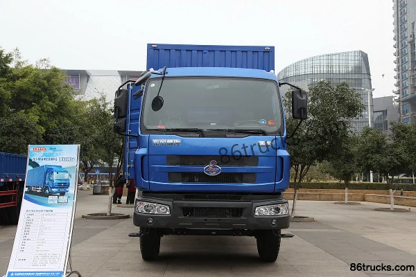 Dongfeng Liuqi Chenglong M3 Medium Truck 260 hp 4X2(6 wheels) 7.7m Van Semi-Sleeper Cargo Truck Exterior (2) | 86Trucks