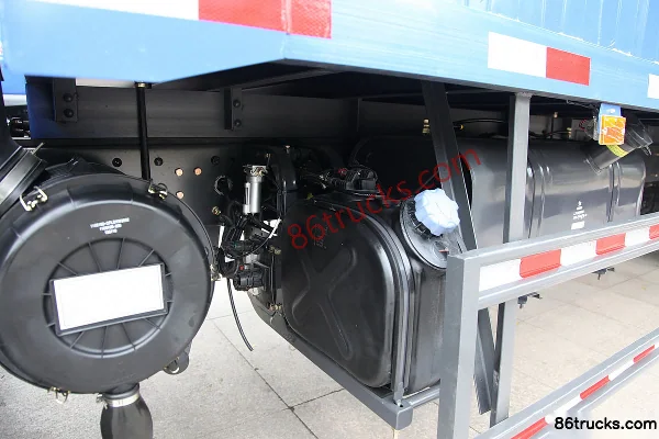 Dongfeng Liuqi Chenglong M3 Medium Truck 260 hp 4X2(6 wheels) 7.7m Van Semi-Sleeper Cargo Truck Chassis (3) | 86Trucks