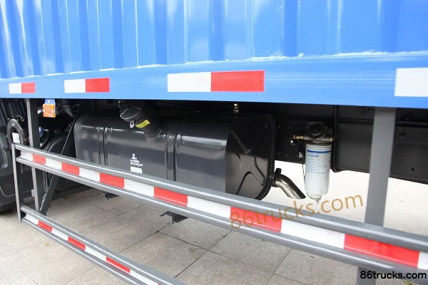 Dongfeng Liuqi Chenglong M3 Medium Truck 260 hp 4X2(6 wheels) 7.7m Van Semi-Sleeper Cargo Truck Chassis (2) | 86Trucks