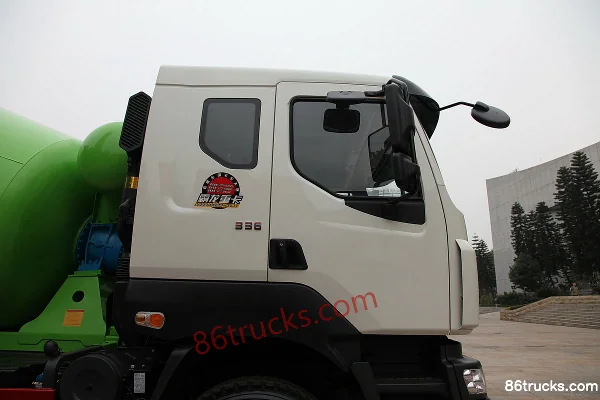 Dongfeng Liuqi Balong 336 hp 6X4(10 wheels) Concrete Mixer Truck Exterior (3) | 86Trucks