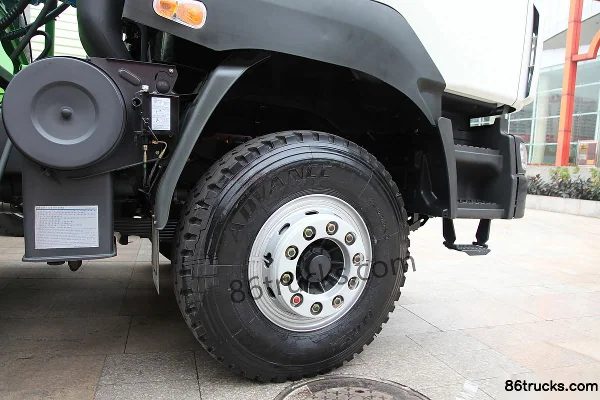 Dongfeng Liuqi Balong 336 hp 6X4(10 wheels) Concrete Mixer Truck Chassis (1) | 86Trucks