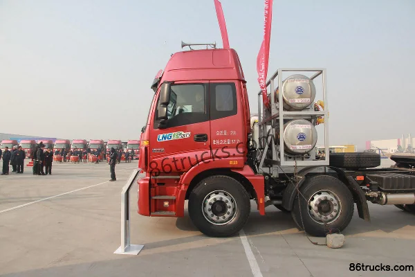 Foton AumanETX 6 Series Heavy Truck 350 hp 6X2(8 wheels) LNG Tractor Truck (Dual Tank) Exterior (2) | 86Trucks