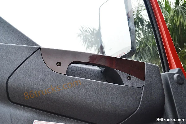Dongfeng Liuqi Chenglong M5 Heavy Truck 350 hp 8X4(12 wheels) 9.4m Sideside Cargo Truck Cab (2) | 86Trucks