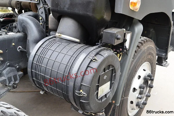 Dongfeng Liuqi Chenglong M5 Heavy Truck 350 hp 8X4(12 wheels) 9.4m Sideside Cargo Truck Chassis (1) | 86Trucks