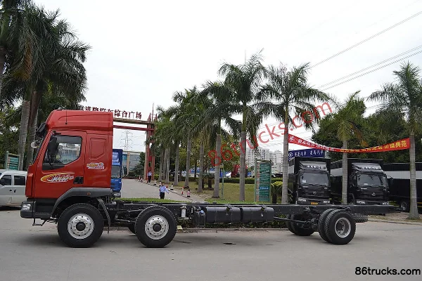 DongfengLiuqi Chenglong 609 camion porteur 220 ch 6X2(8 roues) 9,6 m bâché Extérieur (3) | 86Trucks