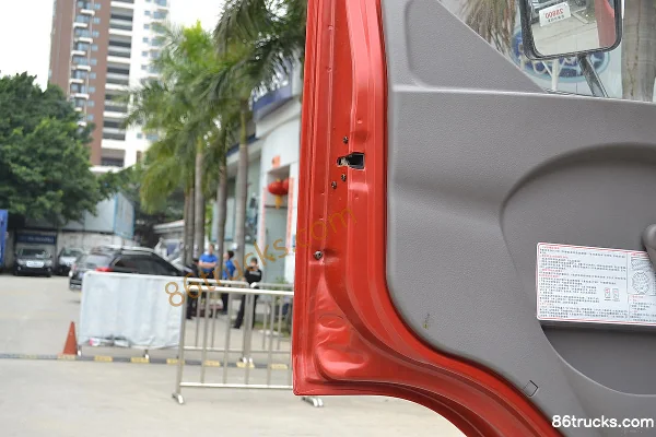 DongfengLiuqi Chenglong 609 camion porteur 220 ch 6X2(8 roues) 9,6 m bâché Cabine (2) | 86Trucks