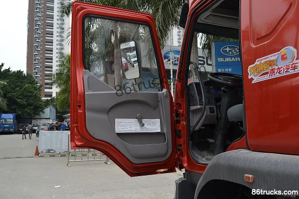DongfengLiuqi Chenglong 609 camion porteur 220 ch 6X2(8 roues) 9,6 m bâché Cabine (1) | 86Trucks