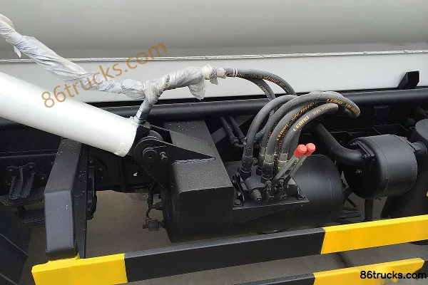 Dongfeng Duolika 95 hp 4X2(6 wheels) vacuum truck (Shenhu brand) Cab (1) | 86Trucks
