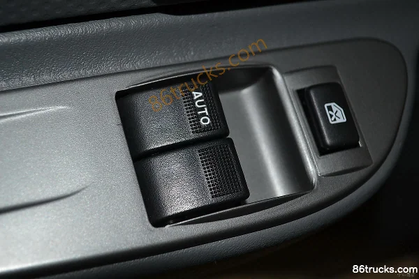 JMC Kairui 110hp 4X2(6 wheels) 3.3m double-row van light truck Cab (3) | 86Trucks