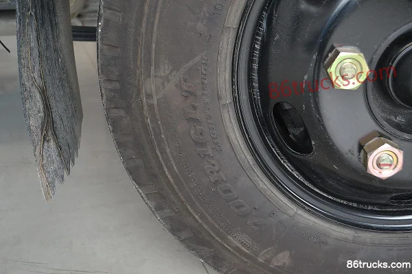 JMC Kairui 110hp 4X2(6 wheels) 3.3m double-row van light truck Chassis (3) | 86Trucks