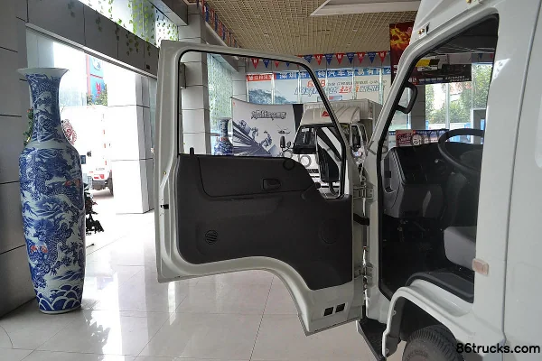 JMC Kaiyun 102hp 4X2(6 wheels) 2.1m double-row van light truck Cab (1) | 86Trucks