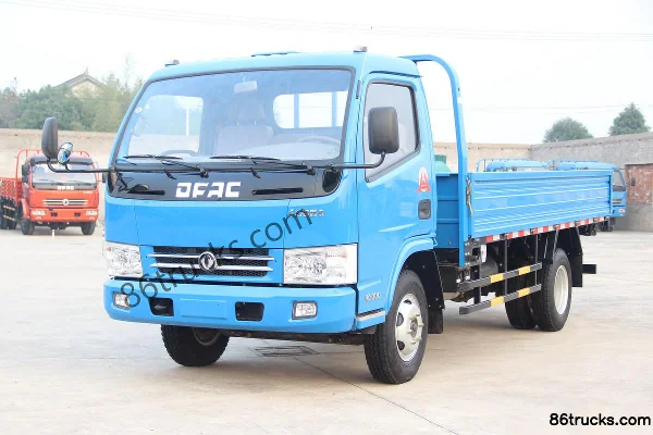 Dongfeng Duolika D6 95 hp 4X2(6 wheels) 4.17m Single Row Flatbed Light Truck Exterior (3) | 86Trucks