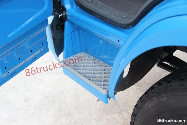 Dongfeng Duolika D6 95 hp 4X2(6 wheels) 4.17m Single Row Flatbed Light Truck Cab (2) | 86Trucks