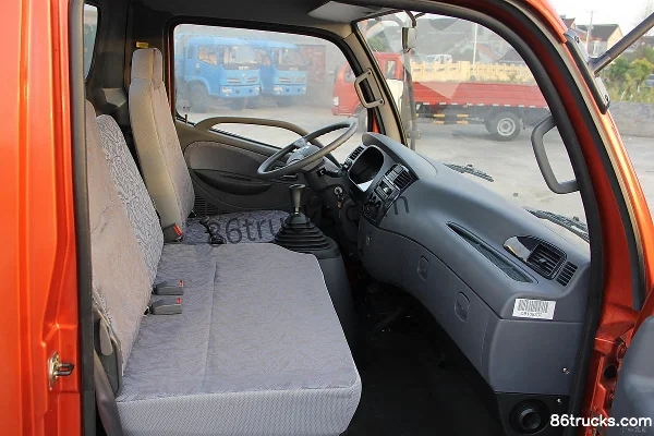 Dongfeng Kaipute C 125hp 4X2(6 wheels) 5.14m single-row flatbed light truck Cab (1) | 86Trucks
