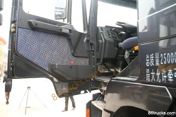 Sinotruk HOKA H7 Heavy Truck 380hp 6X4(10 wheels) LNG Tractor Truck Cab (2) | 86Trucks