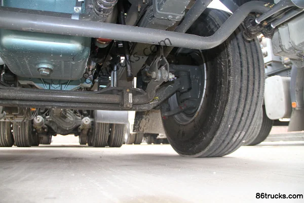 Sinotruk HOKA H7 Heavy Truck 380hp 6X4(10 wheels) LNG Tractor Truck Chassis (3) | 86Trucks
