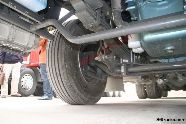 Sinotruk HOKA H7 Heavy Truck 380hp 6X4(10 wheels) LNG Tractor Truck Chassis (2) | 86Trucks