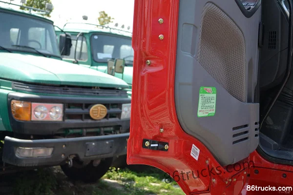 FAW Jiefang J6M Heavy Truck 2013 Model 320 hp 4X2(6 wheels) Tractor Truck Cab (3) | 86Trucks