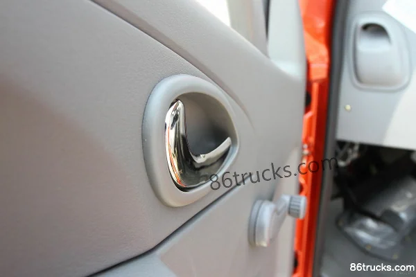 Dongfeng Ruiling M 130hp 4X2(6 wheels) 4.15m Single Row Flatbed Light Truck Cab (3) | 86Trucks