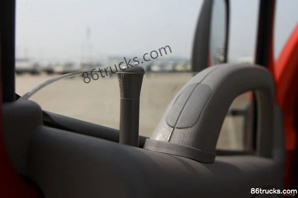 Dongfeng Ruiling M 130hp 4X2(6 wheels) 4.15m Single Row Flatbed Light Truck Cab (2) | 86Trucks