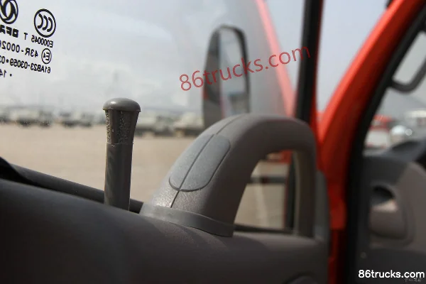 Dongfeng Duolika D6 102hp 4X2(6 wheels) 3.9m Semi-Cab Flatbed Light Truck (2) | 86Trucks